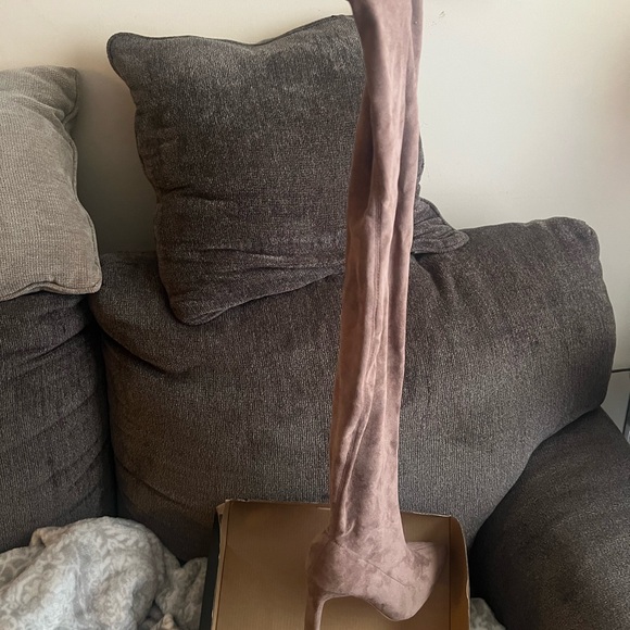 SEVERAL Never worn thigh high heels booties + a purse. 8.5-9 - Picture 3 of 13